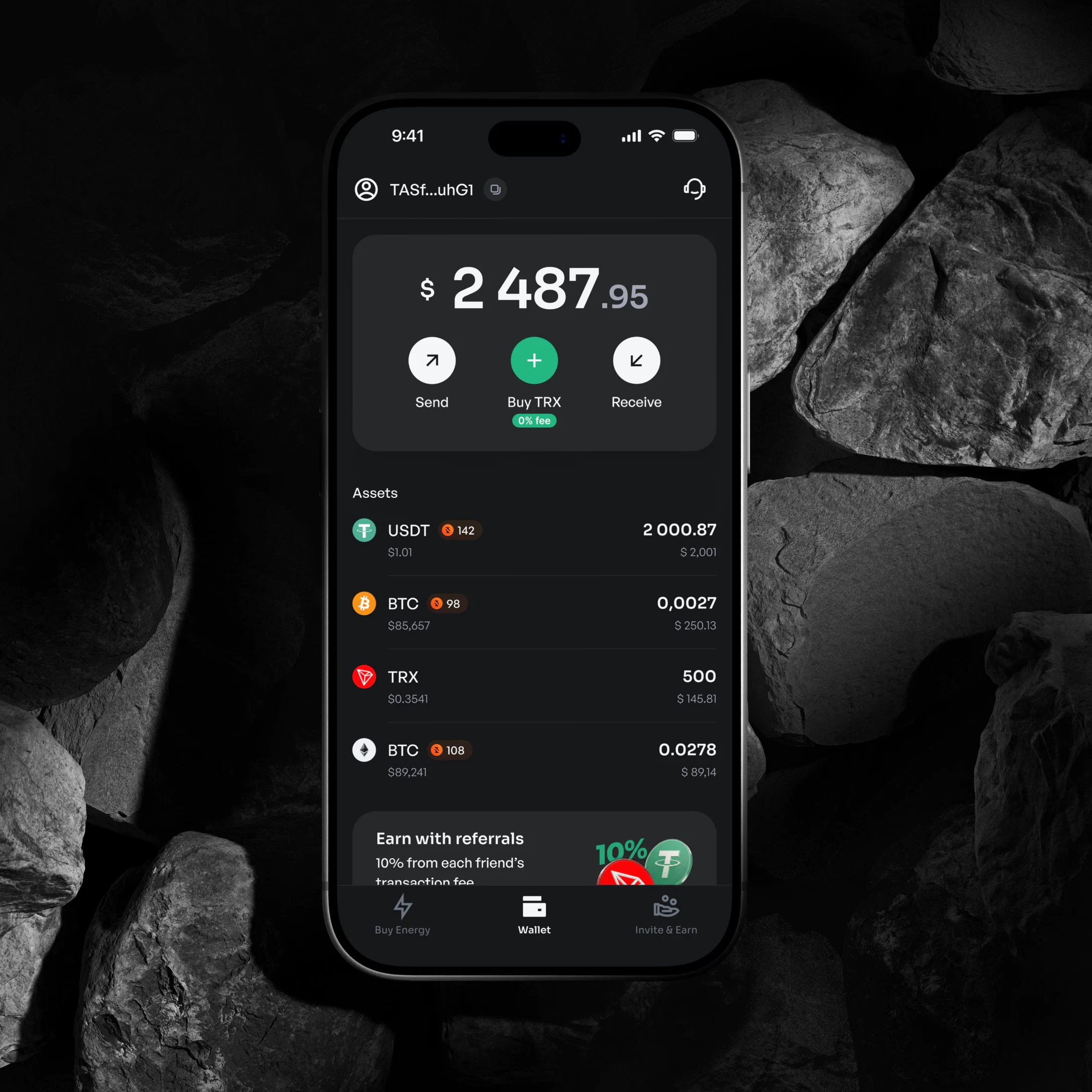 Темна тема GasLess Wallet: баланс, активи та швидкі дії на чорному телефоні серед каменів.